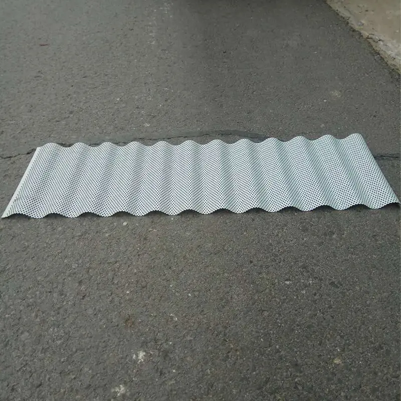 Panneaux métalliques profilés perforés